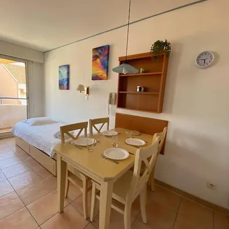 Joli 2 Pieces Vue Parking Clim 50m Apartman